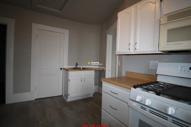 Building Photo - Large refurbished 3 Bedroom Upper