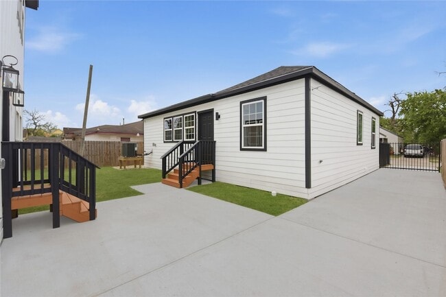 Building Photo - 4610 Providence St