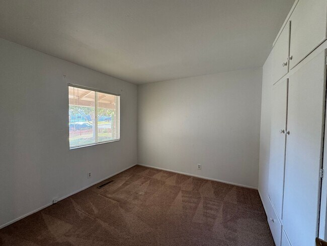 Building Photo - Single level 4 bedroom, 2  bath home – mov...