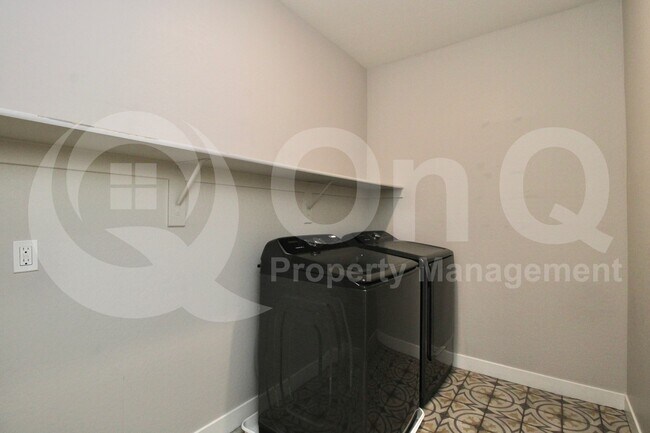 Building Photo - 1521 E Shannon St