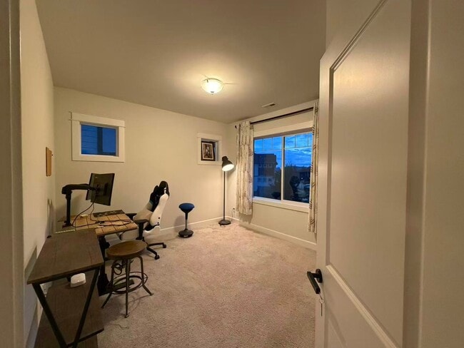 Building Photo - Spacious 5B Home in Desirable Sammamish neighborhood