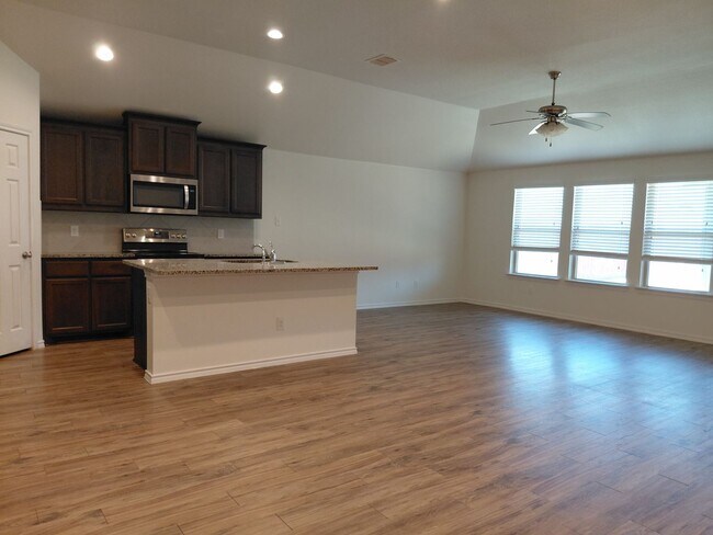 Building Photo - 4/2/3 located within 3 miles of Weatherford High School