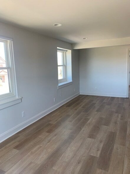 Building Photo - 326 W Main St