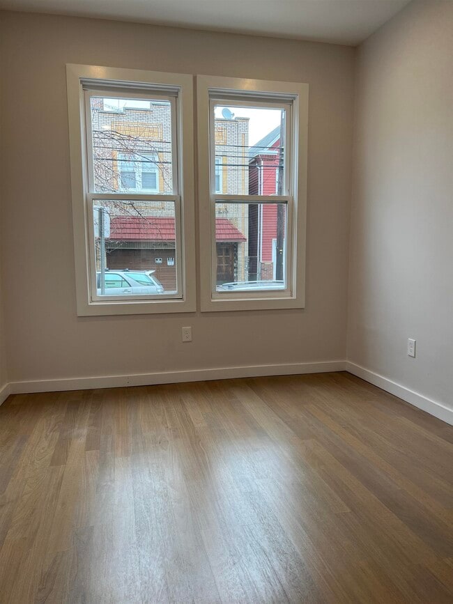 Building Photo - 107 Magazine St