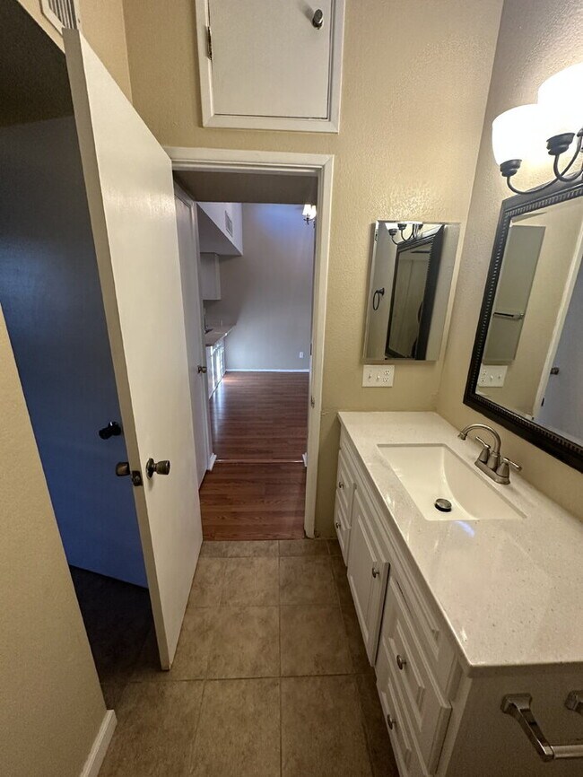 Building Photo - Townhome in non-age restricted area of Green Valley