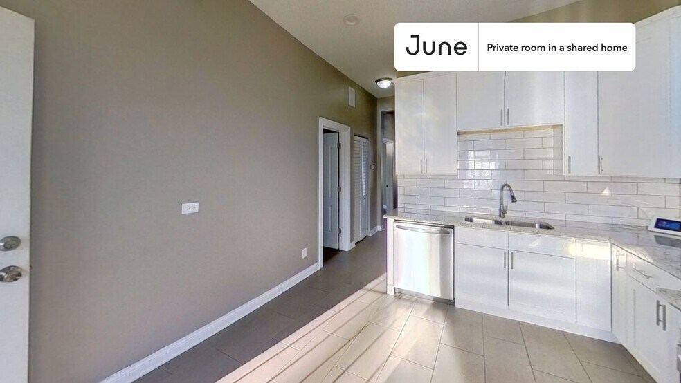Building Photo - Private bedroom in 3 bed/1 bath Home