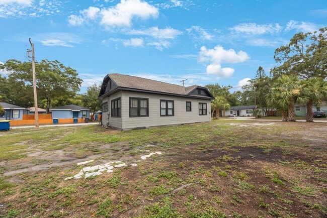 Building Photo - Large 3bdrm/1bath/+ bonus room ***Section ...