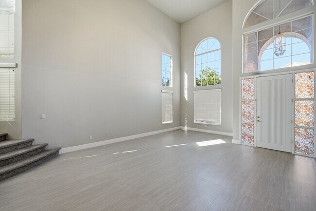 Building Photo - 1425 W Commerce Ave