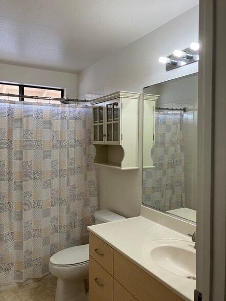 2nd BATHROOM - 95-2052 Puukaa St