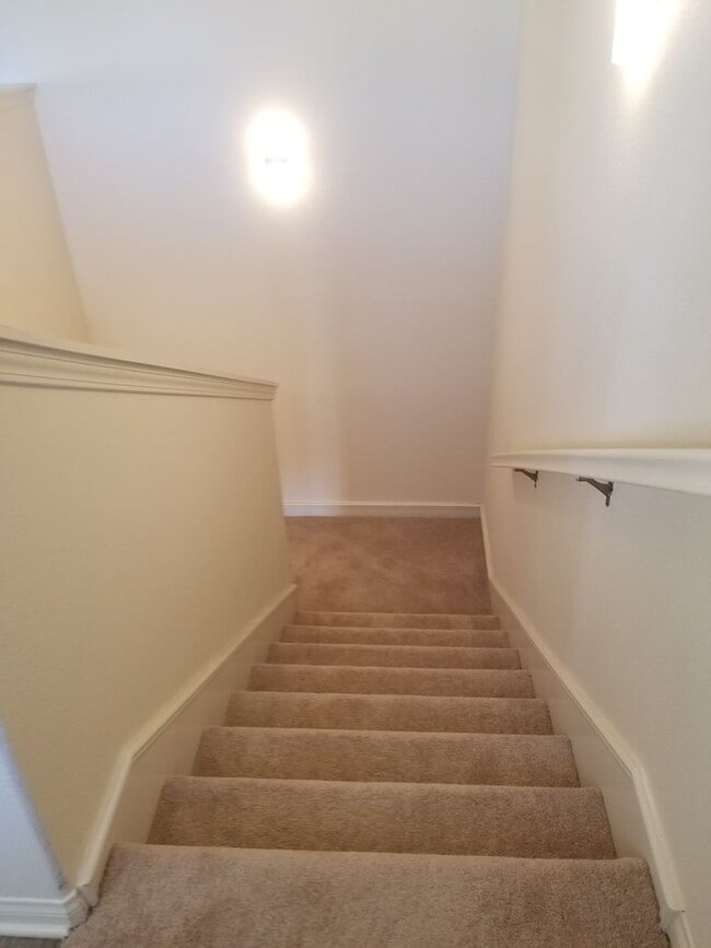 Building Photo - Spacious Condo 3 bedrooms, 2 bathrooms Built 2016