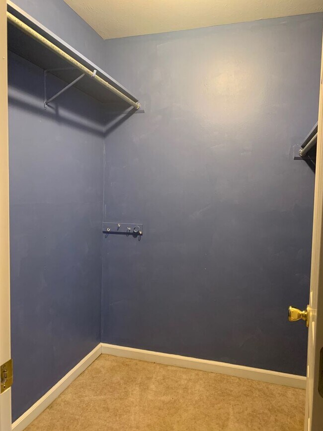 Building Photo - 1037 S Hills Dr