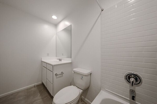 Building Photo - NEW 5 BEDROOM 3 BATHROOM HOME AVILABLE FOR RENT!