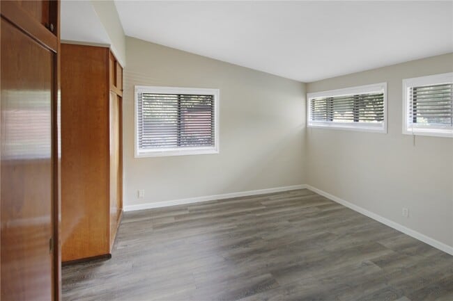 Building Photo - 613 Fieldcrest Dr