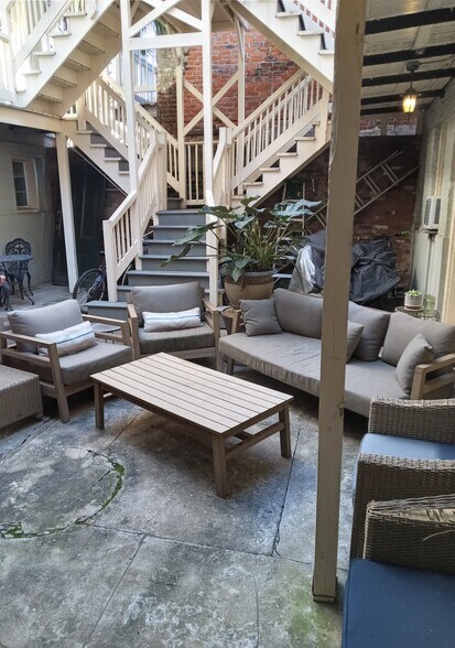 Building Photo - 929 Dumaine St