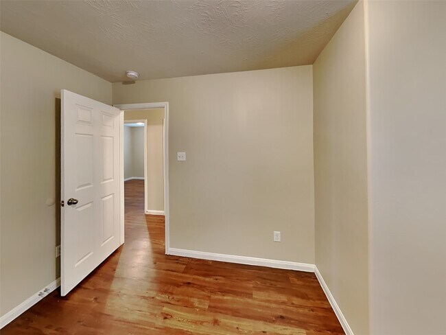 Building Photo - 3930 Hawthorn Glen Ct