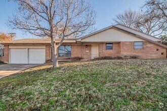 Building Photo - SOUTH HILLS Home on Large Corner Lot!!!!
