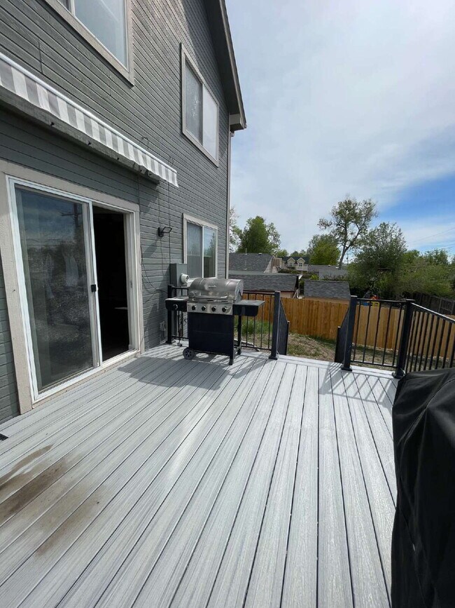 Building Photo - "Charming 3-Bed Duplex with Granite Touch & Finished Basement in Lakewood!"