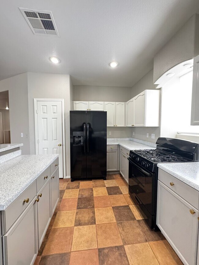 Building Photo - **Spacious 4-Bedroom Home in the Southwest!**