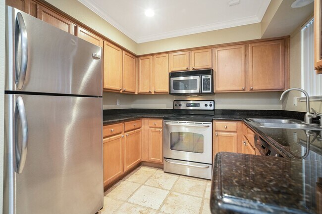 Building Photo - Updated 2 bed/2 bath Condo in Crestview Avaliable NOW!!! - $2,800/mo