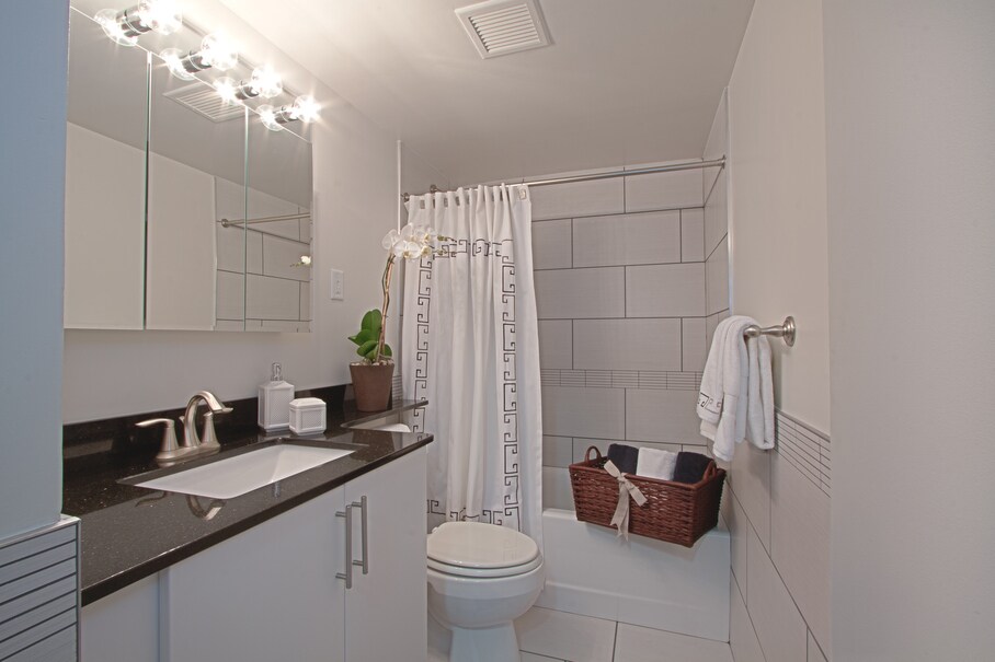 Building Photo - 1570 Tremont St