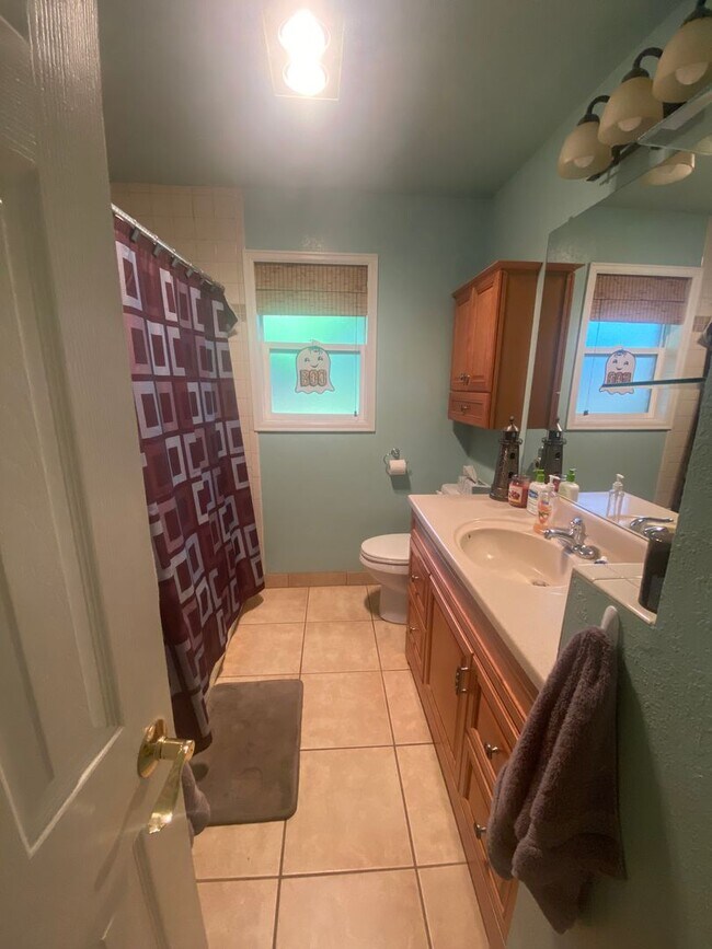 Building Photo - Charming 3 Bed, 1.5 Bath Home in Central F...