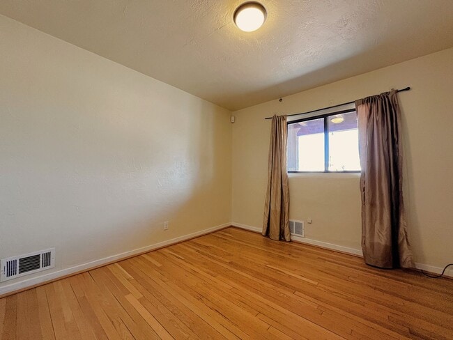 Building Photo - Splendid 4 Bedroom, 2 Bath Home Near Kirtland AFB! Available Now!