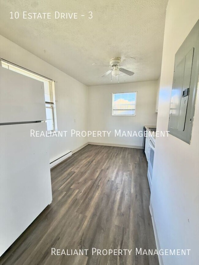 Building Photo - 10 Estate Dr