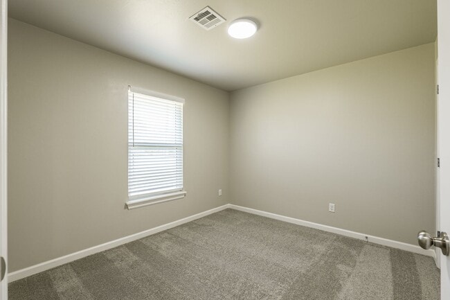 Building Photo - 721 League Cir