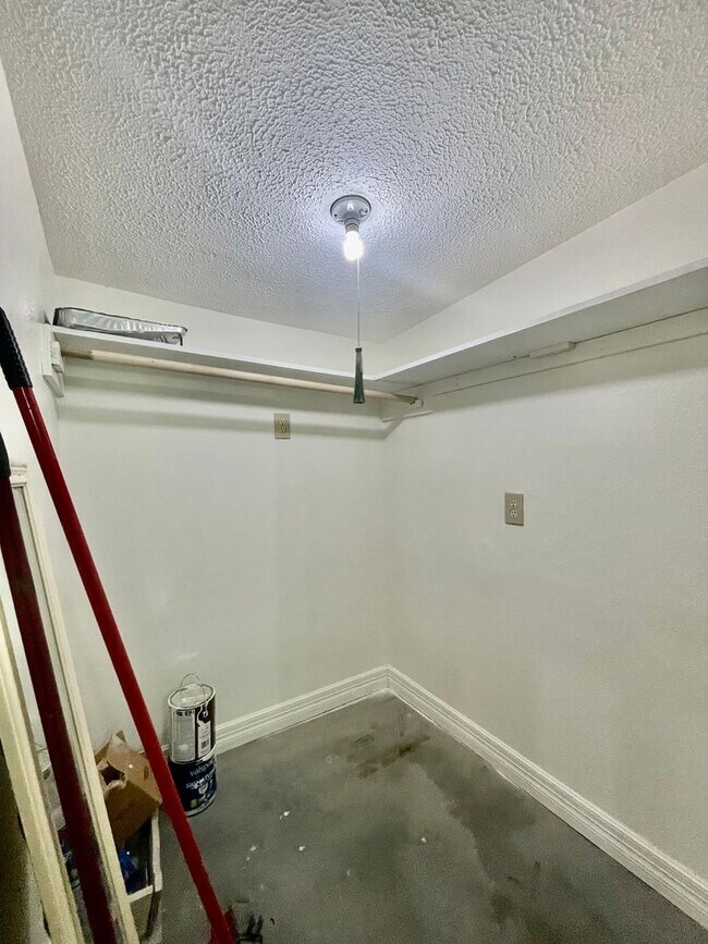 Building Photo - Fully Updated & Unbeatable Location