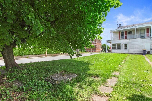 Building Photo - Available Now - Charming 3 Bedroom Home Located in Mount Wolf