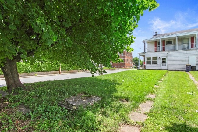Building Photo - Coming Soon! Bright 3 Bedroom, 1.5 Bath Ho...