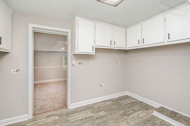 Building Photo - Charming 3BD, 2BA Raleigh Home on a Large ...