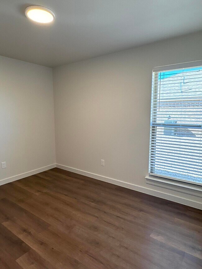 Building Photo - 2143 Langford Ave