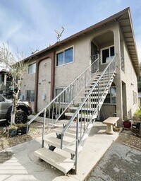 Building Photo - **TWO WEEKS FREE RENT!! ACCEPTS SECTION 8!!** Spacious second floor apartment with large living r...