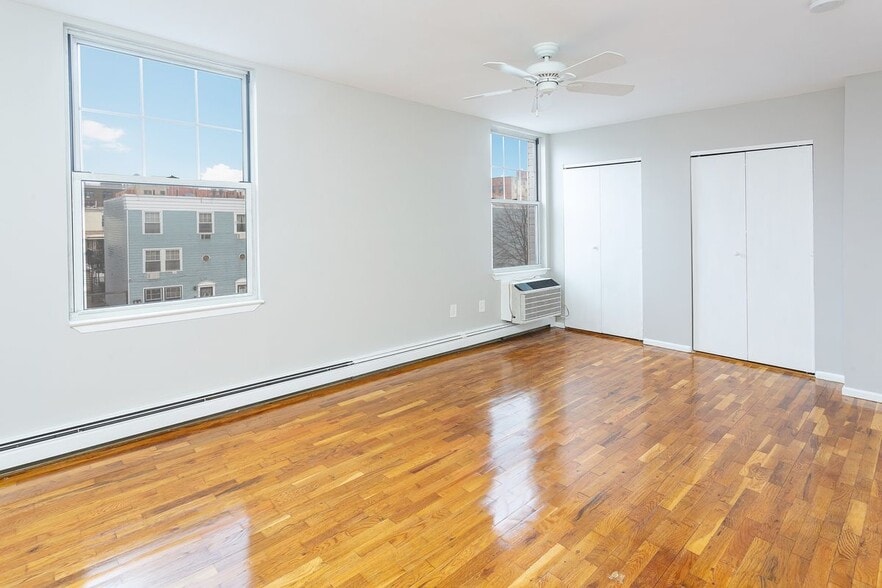 Building Photo - King sided bedroom with tons of closets available