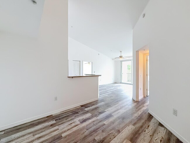 Building Photo - 1119 Villa Cir