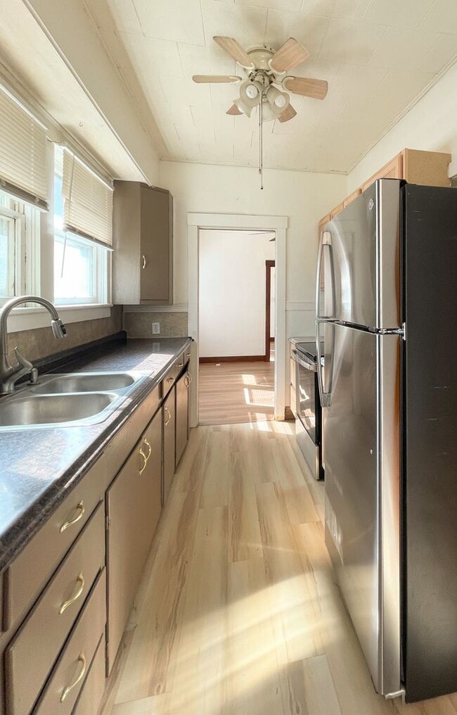 Building Photo - Updated 2-Bed, 1-Bath House