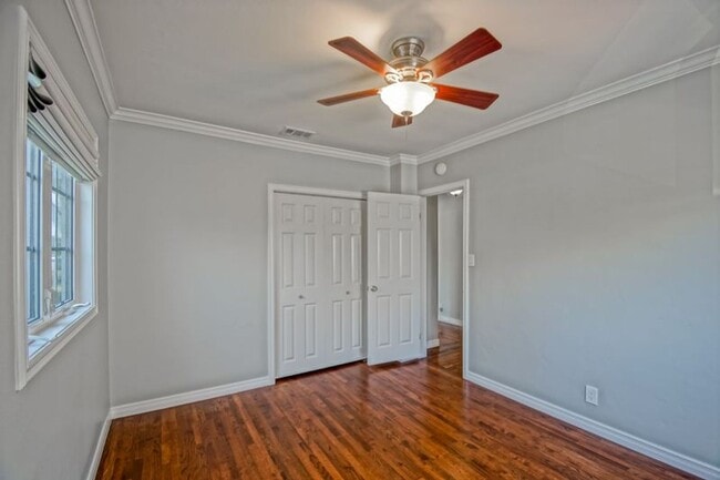 Building Photo - Beautifully Remodeled, Bright & Airy Home w/ Detached Bonus Room w/ Bath & 1-Car Garage, Front Ya...