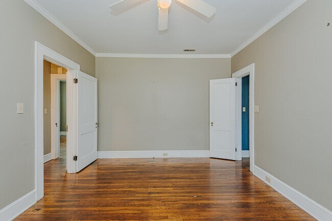 Building Photo - 3 Bed-2 Bath Bungalow in Burlington available  JULY