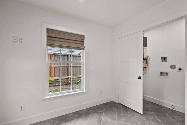 Building Photo - 312 W 31st St
