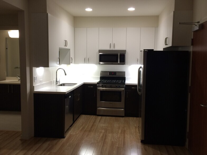 Kitchen - 555 Bartlett St