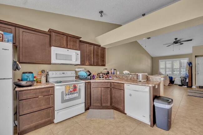 Building Photo - Oviedo Condo One-bedroom Available UTILITIES included.