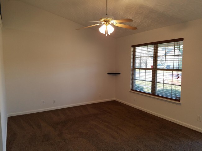 Building Photo - 3916 Hillcross Dr