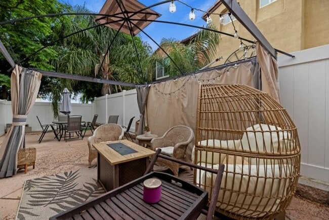 Building Photo - Beautiful 3 bedroom townhouse available fo...