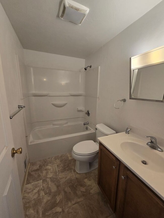 Building Photo - Beautiful three bedroom townhouse - Hempfi...