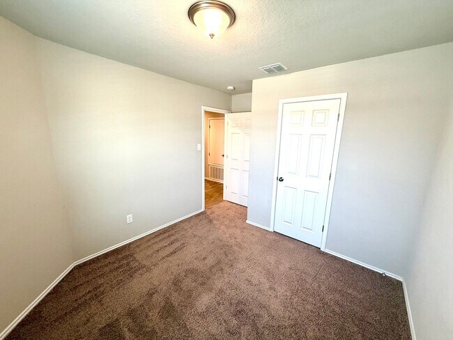 Building Photo - AVAILABLE NOW! 3 Bedroom / 2 Bath Home Nea...