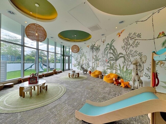 Building Photo - 700 NE 24th St