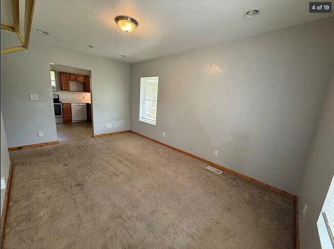 Building Photo - 635 Valley St