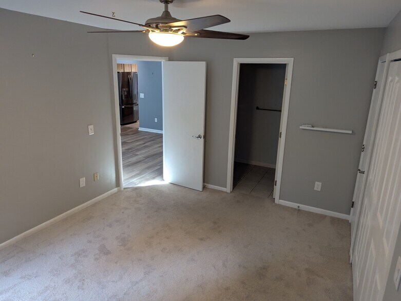 Building Photo - 6053 Suffolk Ln