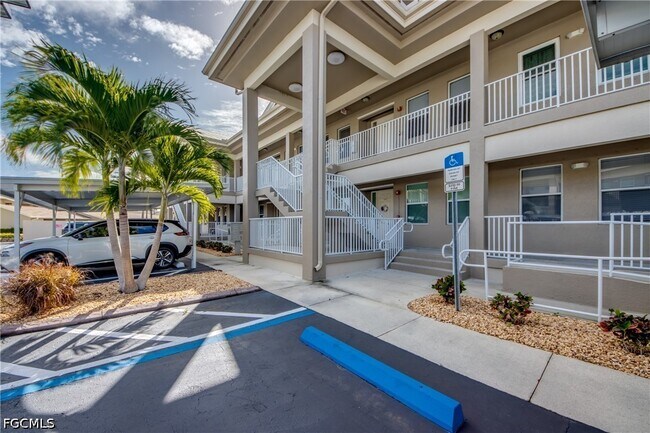 Building Photo - 15250 Riverbend Blvd